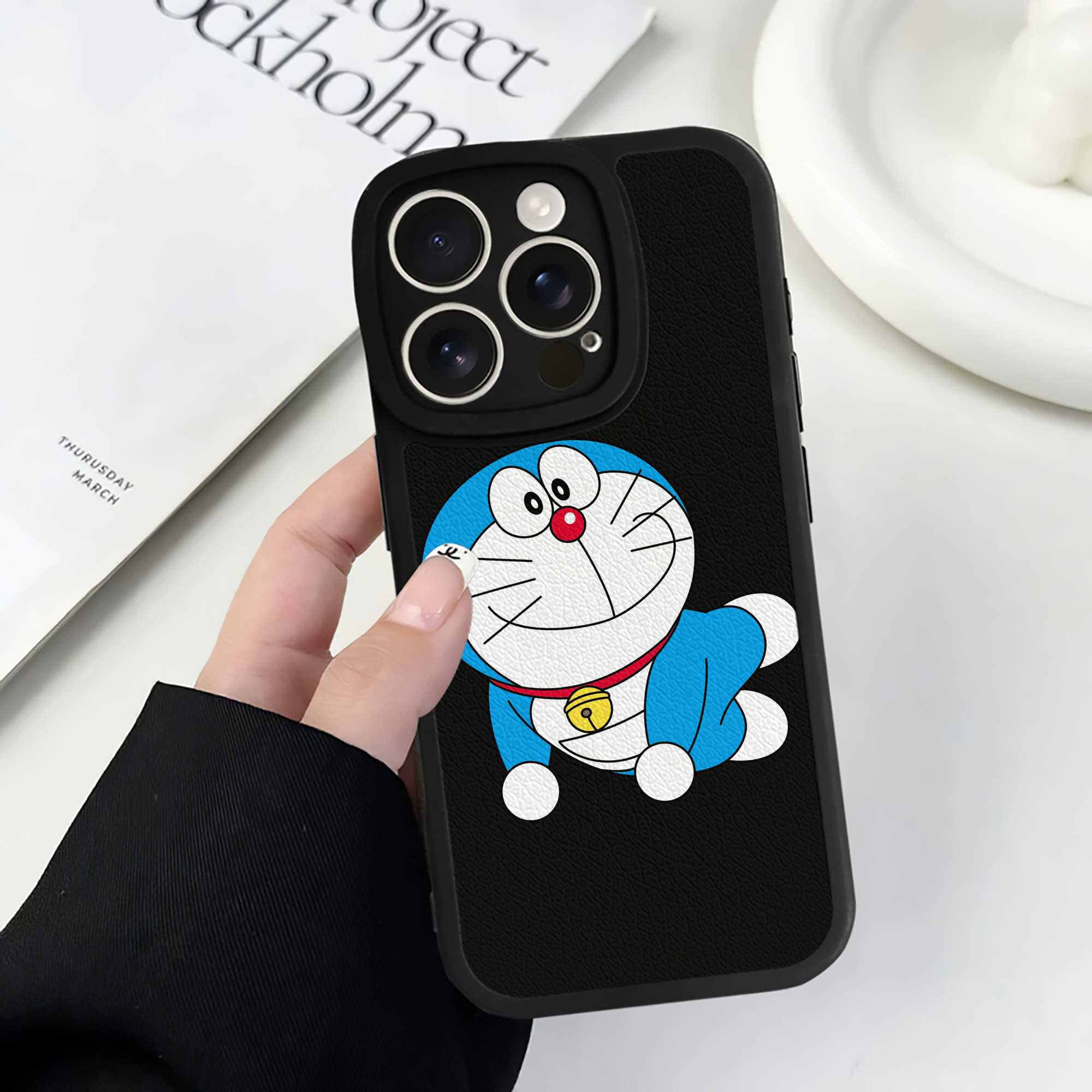 （画像用） ドラえもん Doraemon 【iPhone 16シリーズ対応】シリコンスマホケース（レザー調） 材質：シリコン